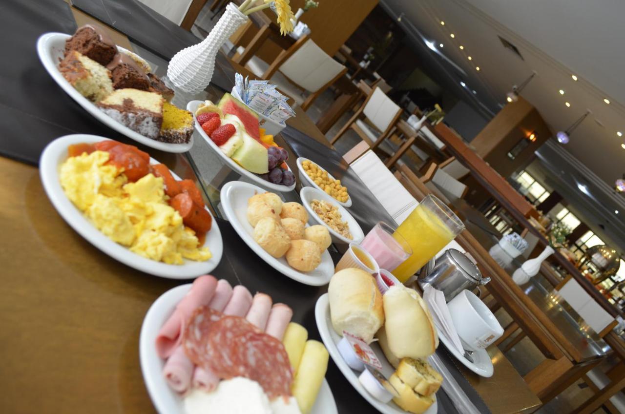 Constantino Hotel E Eventos Juiz de Fora Dış mekan fotoğraf A breakfast buffet