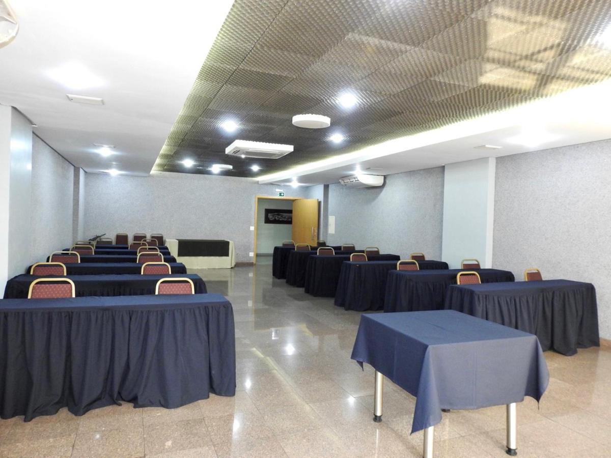 Constantino Hotel E Eventos Juiz de Fora Dış mekan fotoğraf A conference room at the hotel
