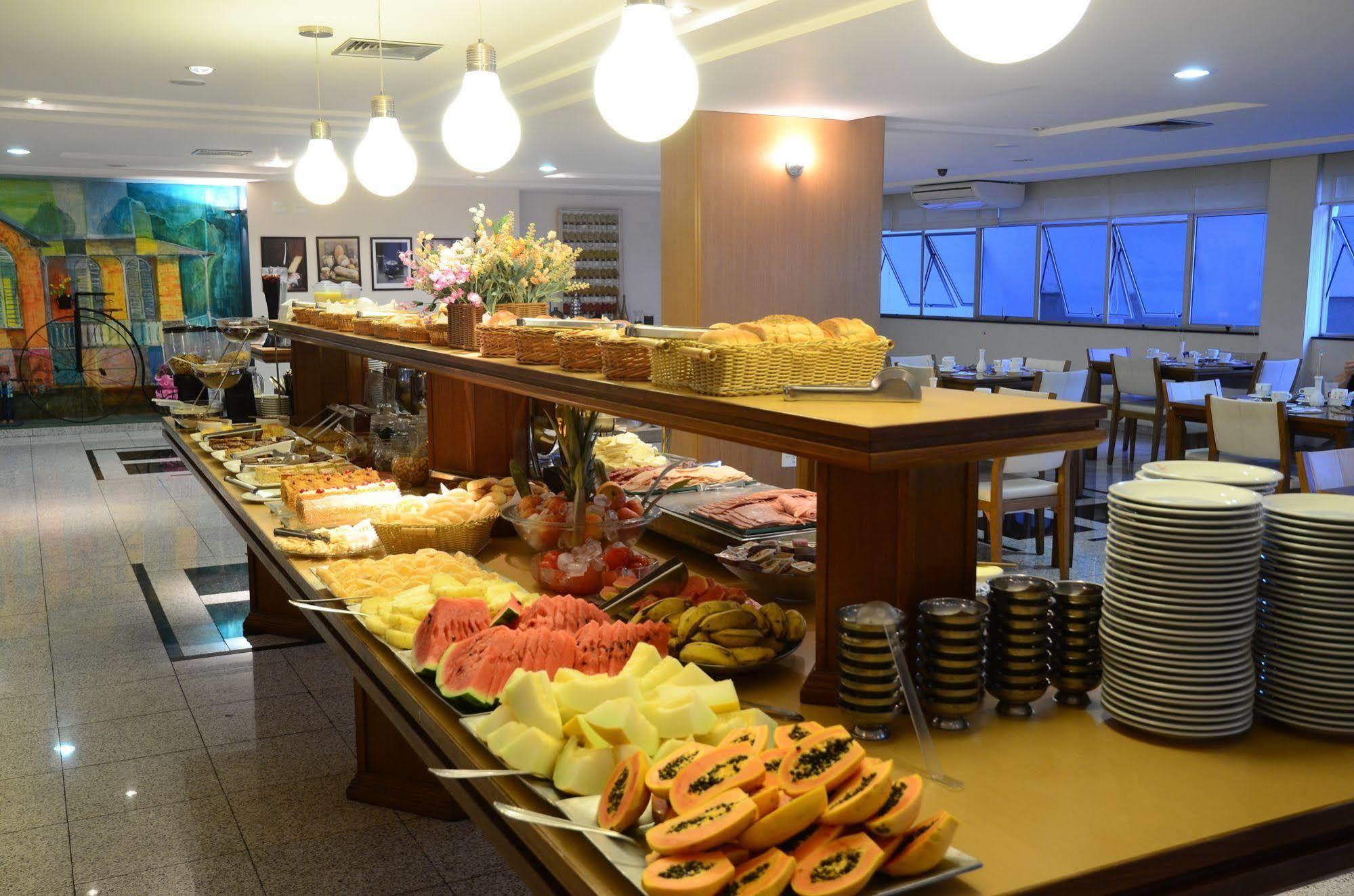 Constantino Hotel E Eventos Juiz de Fora Dış mekan fotoğraf A buffet at a hotel